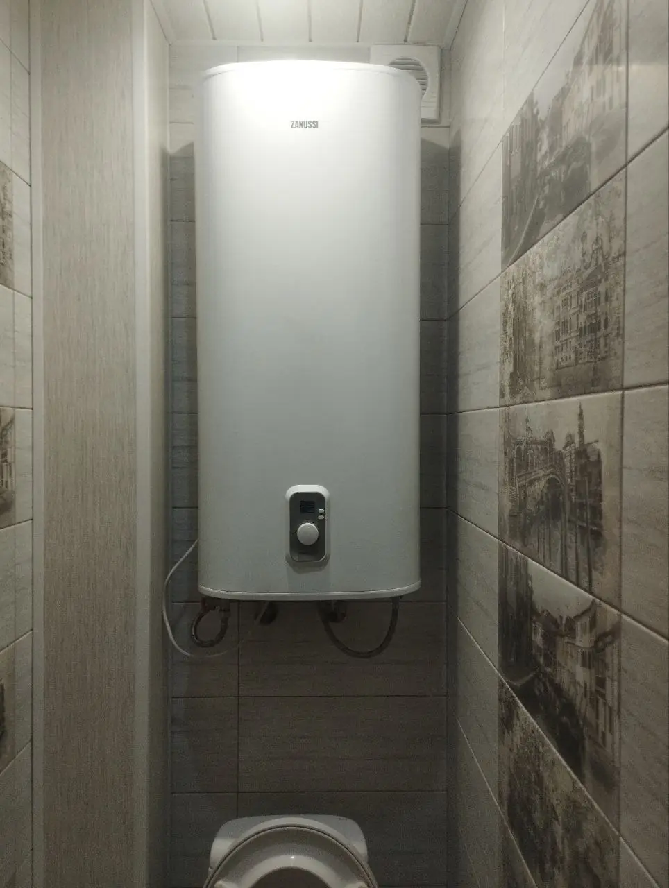накопительный электрический водонагреватель ZANUSSI, настенное вертикальное исполнение с панелью управления и ручкой регулировки