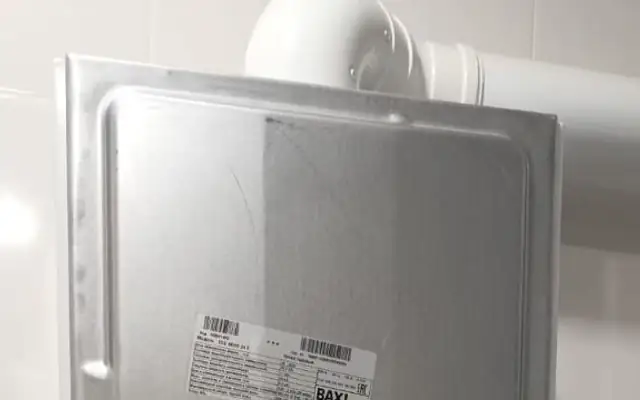 Открытая передняя панель котла с видимой наклейкой BAXI и циркуляционным насосом Wilo