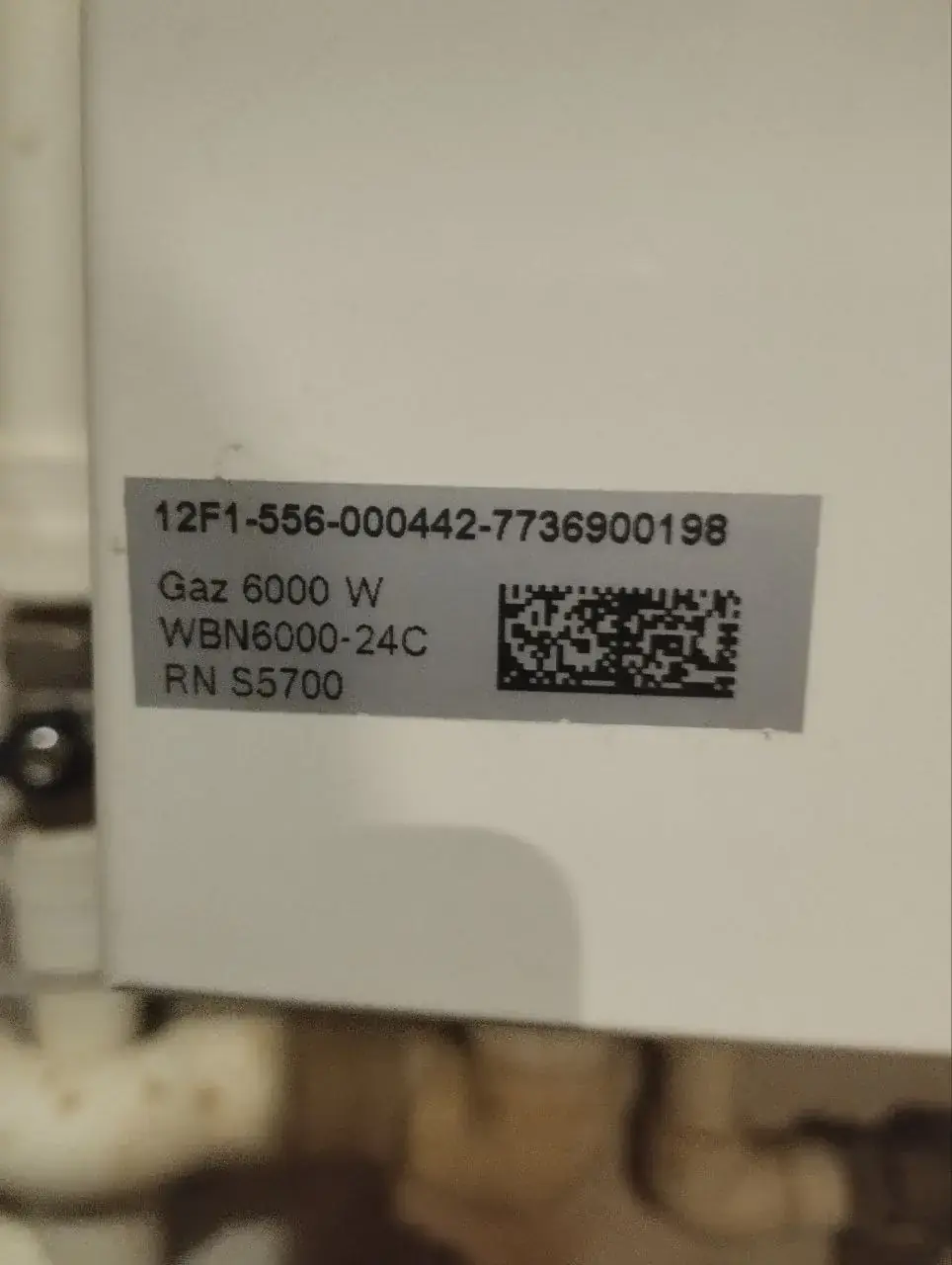 Шильдик на корпусе котла с маркировкой 12F1-556-000442-7736900198, Gaz 6000 W, WBN6000-24C, RN S5700